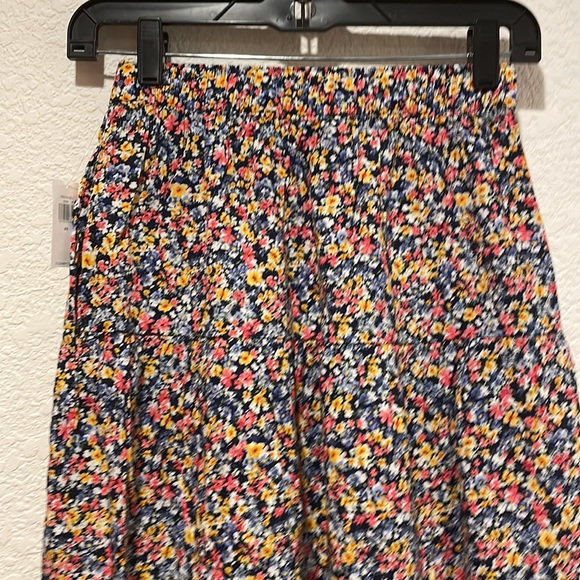 nwt Old navy floral tiered skirt. - Picture 3 of 4